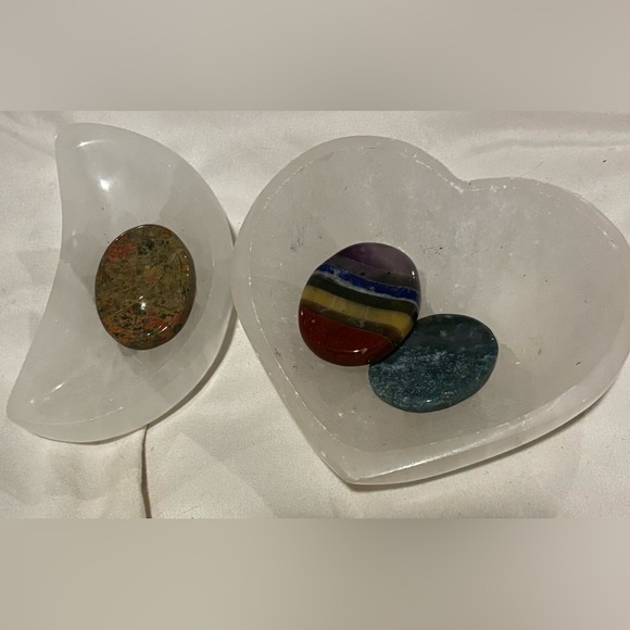 Heart-Shaped Crystal Bowls with Colorful Stones - Picture 2 of 5